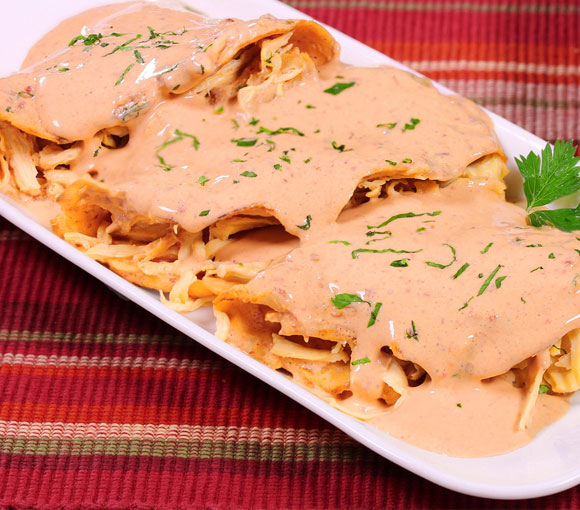 Crepas de Pollo en Salsa de Chipotle