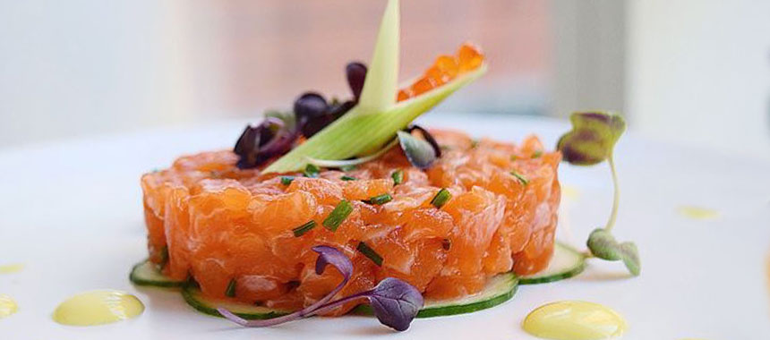 Tártara de Salmón con Vinagreta de Albahaca